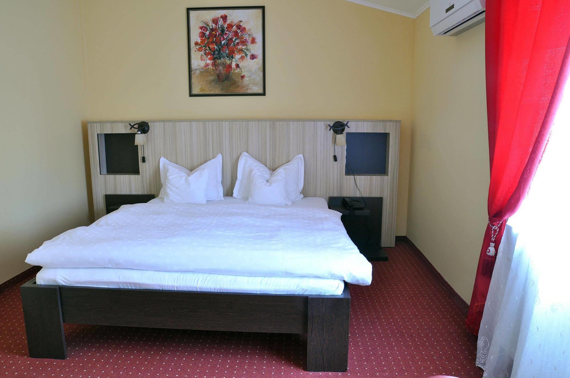 Hotel Cardinal Satu Mare Exterior photo