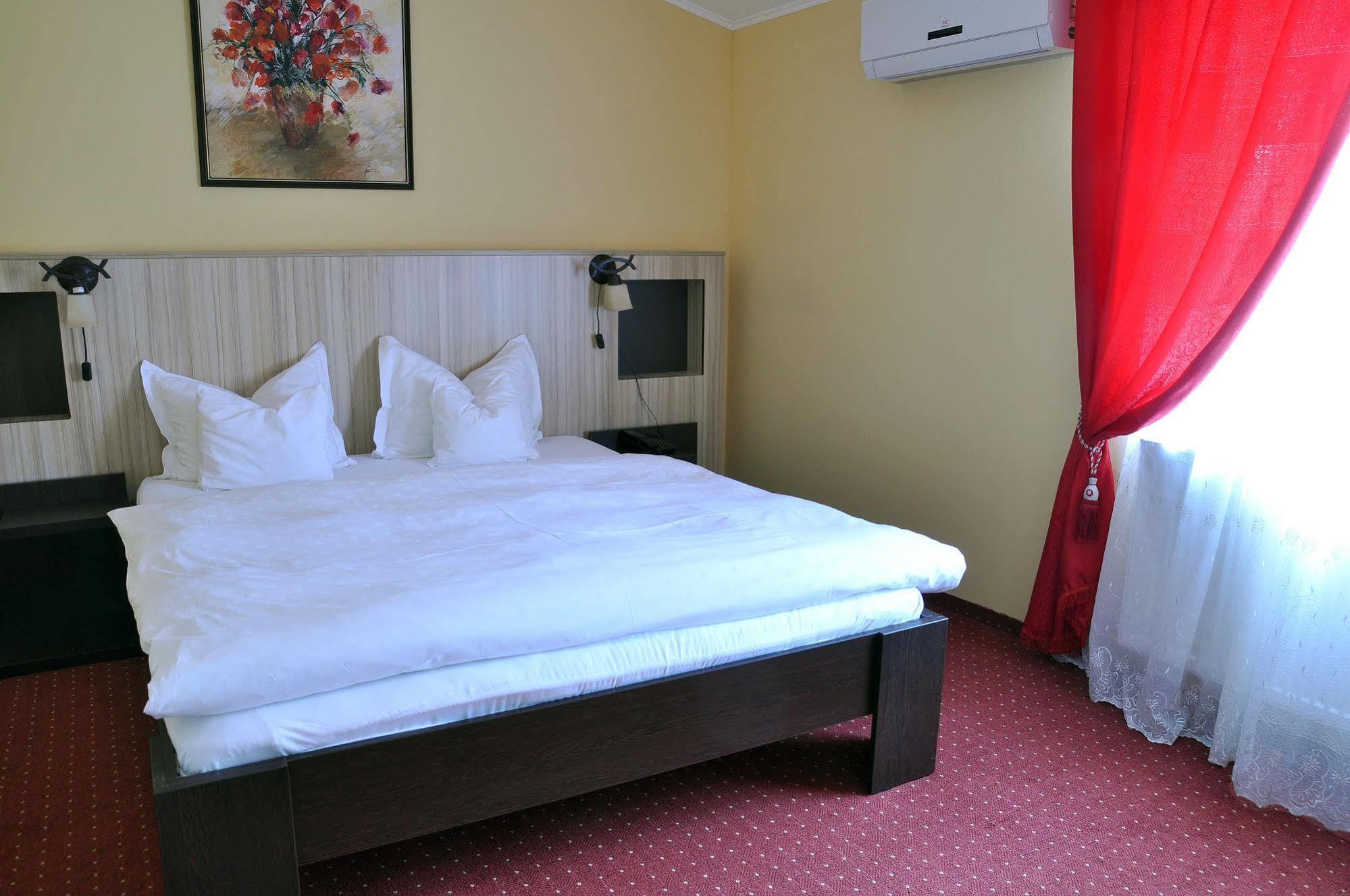 Hotel Cardinal Satu Mare Exterior photo