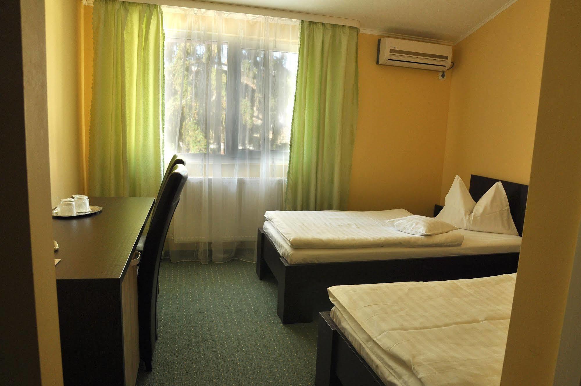 Hotel Cardinal Satu Mare Exterior photo